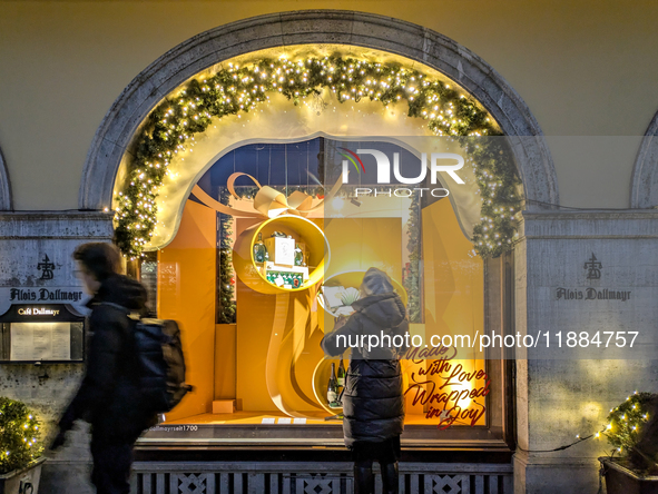 People on the street for window shopping and buying presents in Munich, Bavaria, Germany, on December 20, 2024 