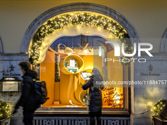 People on the street for window shopping and buying presents in Munich, Bavaria, Germany, on December 20, 2024 (