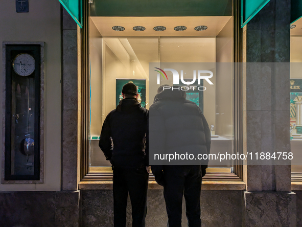 People on the street for window shopping and buying presents in Munich, Bavaria, Germany, on December 20, 2024 