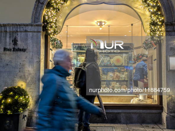 People on the street for window shopping and buying presents in Munich, Bavaria, Germany, on December 20, 2024 