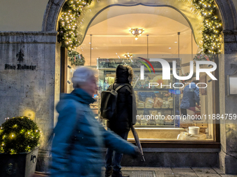 People on the street for window shopping and buying presents in Munich, Bavaria, Germany, on December 20, 2024 (