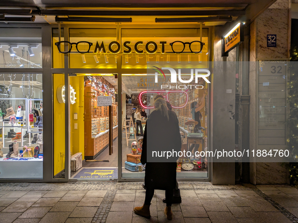 People on the street for window shopping and buying presents in Munich, Bavaria, Germany, on December 20, 2024 