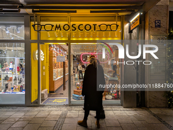 People on the street for window shopping and buying presents in Munich, Bavaria, Germany, on December 20, 2024 (