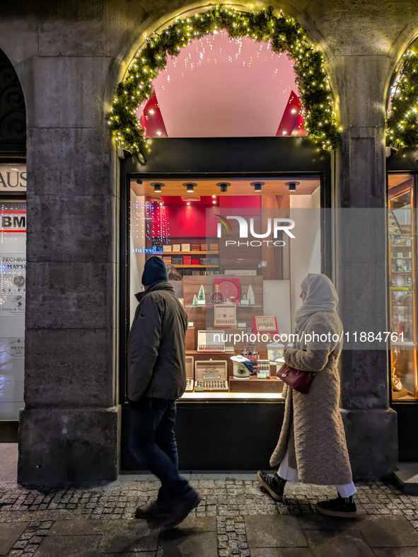 People on the street for window shopping and buying presents in Munich, Bavaria, Germany, on December 20, 2024 