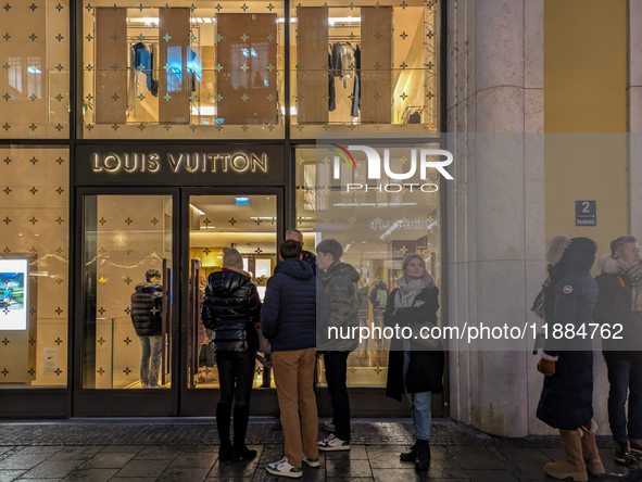 People on the street for window shopping and buying presents in Munich, Bavaria, Germany, on December 20, 2024 