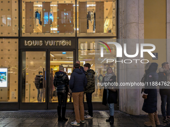 People on the street for window shopping and buying presents in Munich, Bavaria, Germany, on December 20, 2024 (