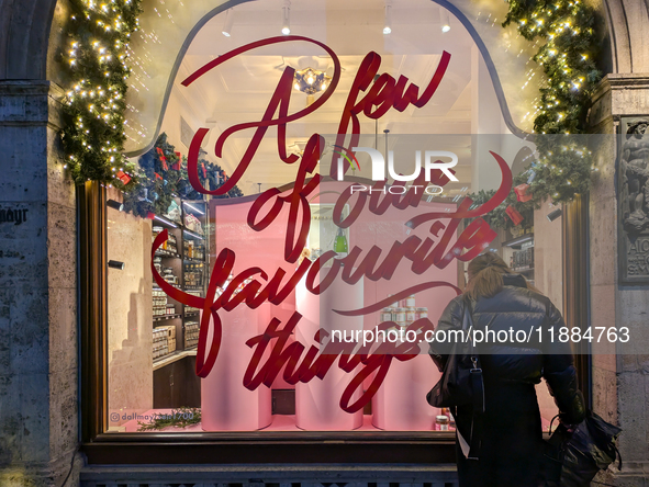 People on the street for window shopping and buying presents in Munich, Bavaria, Germany, on December 20, 2024 