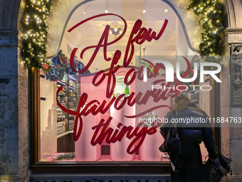 People on the street for window shopping and buying presents in Munich, Bavaria, Germany, on December 20, 2024 (