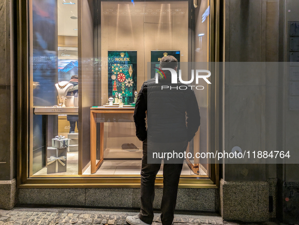 People on the street for window shopping and buying presents in Munich, Bavaria, Germany, on December 20, 2024 