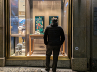 People on the street for window shopping and buying presents in Munich, Bavaria, Germany, on December 20, 2024 (