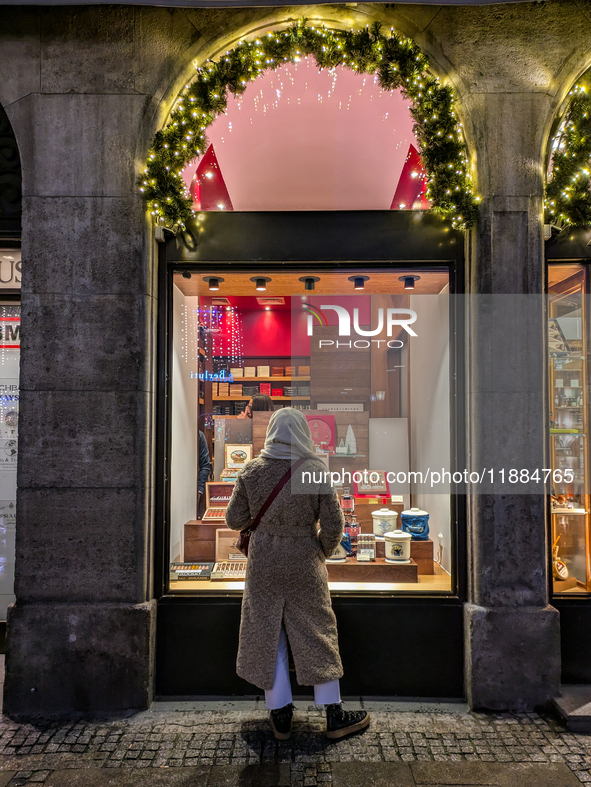 People on the street for window shopping and buying presents in Munich, Bavaria, Germany, on December 20, 2024 