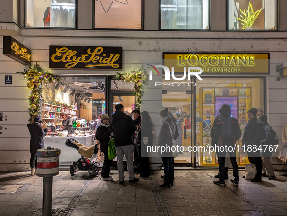 People on the street for window shopping and buying presents in Munich, Bavaria, Germany, on December 20, 2024 