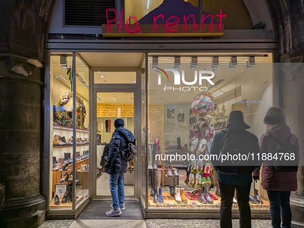 People on the street for window shopping and buying presents in Munich, Bavaria, Germany, on December 20, 2024 