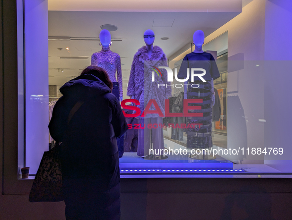 People on the street for window shopping and buying presents in Munich, Bavaria, Germany, on December 20, 2024 