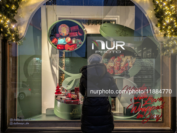 People on the street for window shopping and buying presents in Munich, Bavaria, Germany, on December 20, 2024 