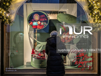 People on the street for window shopping and buying presents in Munich, Bavaria, Germany, on December 20, 2024 (