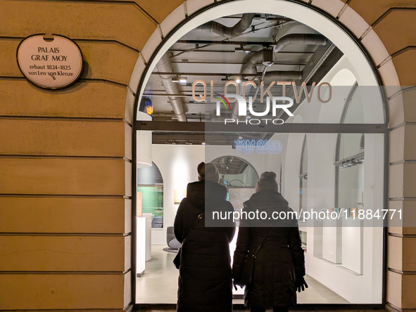 People on the street for window shopping and buying presents in Munich, Bavaria, Germany, on December 20, 2024 