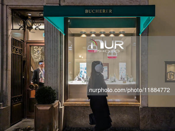 People on the street for window shopping and buying presents in Munich, Bavaria, Germany, on December 20, 2024 