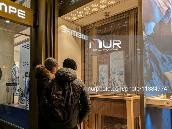 People on the street for window shopping and buying presents in Munich, Bavaria, Germany, on December 20, 2024 