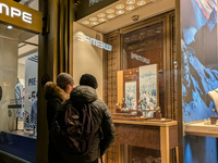 People on the street for window shopping and buying presents in Munich, Bavaria, Germany, on December 20, 2024 (