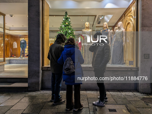 People on the street for window shopping and buying presents in Munich, Bavaria, Germany, on December 20, 2024 