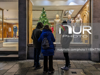 People on the street for window shopping and buying presents in Munich, Bavaria, Germany, on December 20, 2024 (