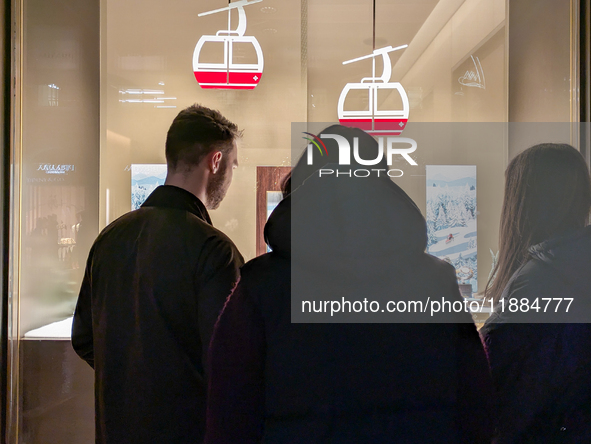 People on the street for window shopping and buying presents in Munich, Bavaria, Germany, on December 20, 2024 