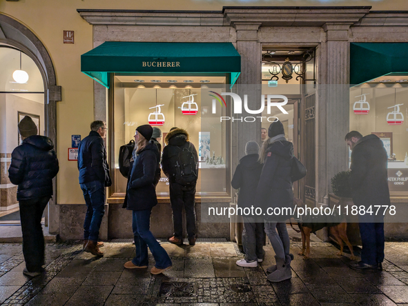 People on the street for window shopping and buying presents in Munich, Bavaria, Germany, on December 20, 2024 