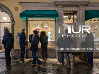 People on the street for window shopping and buying presents in Munich, Bavaria, Germany, on December 20, 2024 (