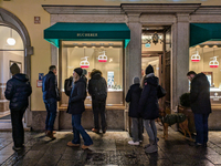 People on the street for window shopping and buying presents in Munich, Bavaria, Germany, on December 20, 2024 (