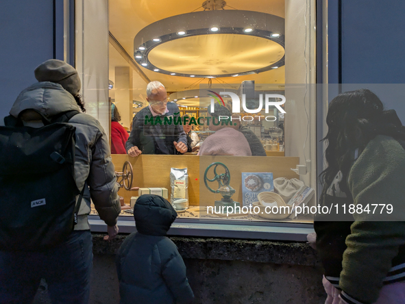 People on the street for window shopping and buying presents in Munich, Bavaria, Germany, on December 20, 2024 