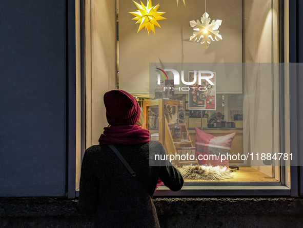 People on the street for window shopping and buying presents in Munich, Bavaria, Germany, on December 20, 2024 