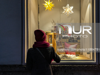 People on the street for window shopping and buying presents in Munich, Bavaria, Germany, on December 20, 2024 (