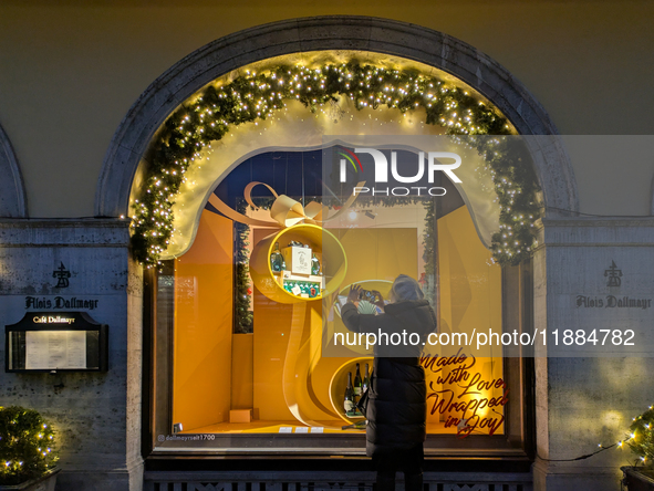 People on the street for window shopping and buying presents in Munich, Bavaria, Germany, on December 20, 2024 