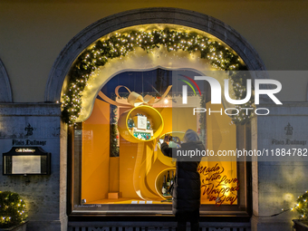 People on the street for window shopping and buying presents in Munich, Bavaria, Germany, on December 20, 2024 (