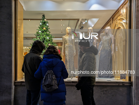 People on the street for window shopping and buying presents in Munich, Bavaria, Germany, on December 20, 2024 