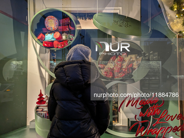 People on the street for window shopping and buying presents in Munich, Bavaria, Germany, on December 20, 2024 