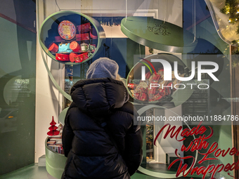 People on the street for window shopping and buying presents in Munich, Bavaria, Germany, on December 20, 2024 (