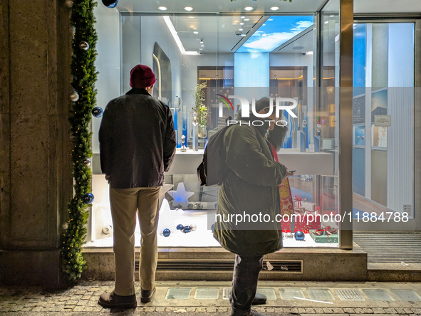 People on the street for window shopping and buying presents in Munich, Bavaria, Germany, on December 20, 2024 