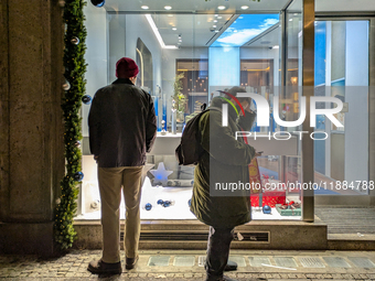 People on the street for window shopping and buying presents in Munich, Bavaria, Germany, on December 20, 2024 (