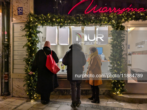 People on the street for window shopping and buying presents in Munich, Bavaria, Germany, on December 20, 2024 