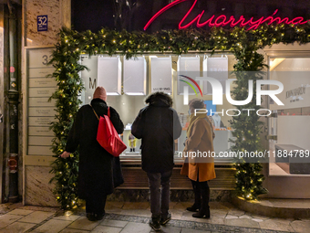 People on the street for window shopping and buying presents in Munich, Bavaria, Germany, on December 20, 2024 (