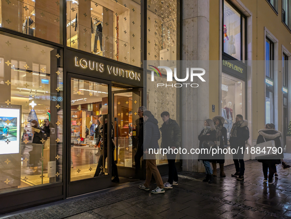 People on the street for window shopping and buying presents in Munich, Bavaria, Germany, on December 20, 2024 