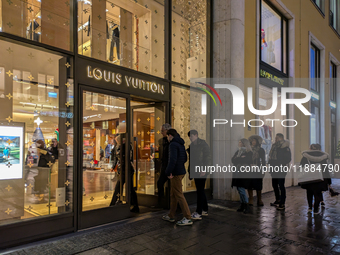 People on the street for window shopping and buying presents in Munich, Bavaria, Germany, on December 20, 2024 (