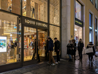 People on the street for window shopping and buying presents in Munich, Bavaria, Germany, on December 20, 2024 (