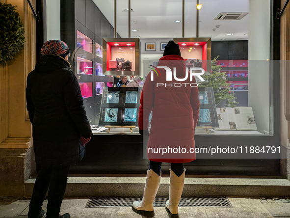 People on the street for window shopping and buying presents in Munich, Bavaria, Germany, on December 20, 2024 