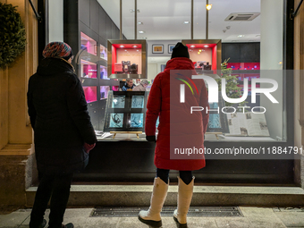 People on the street for window shopping and buying presents in Munich, Bavaria, Germany, on December 20, 2024 (