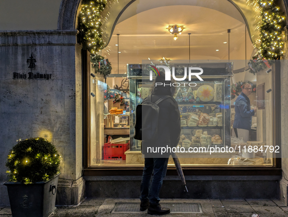 People on the street for window shopping and buying presents in Munich, Bavaria, Germany, on December 20, 2024 