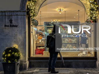 People on the street for window shopping and buying presents in Munich, Bavaria, Germany, on December 20, 2024 (