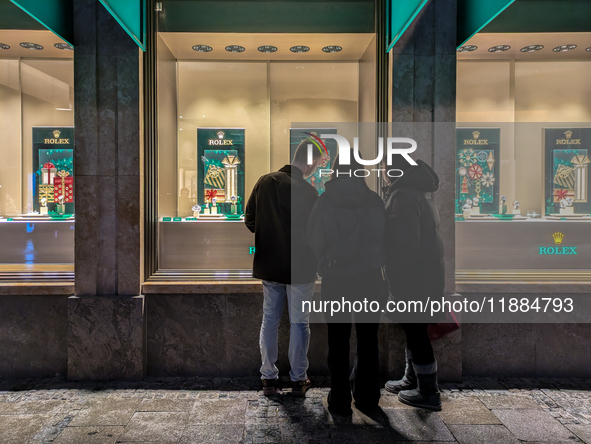 People on the street for window shopping and buying presents in Munich, Bavaria, Germany, on December 20, 2024 